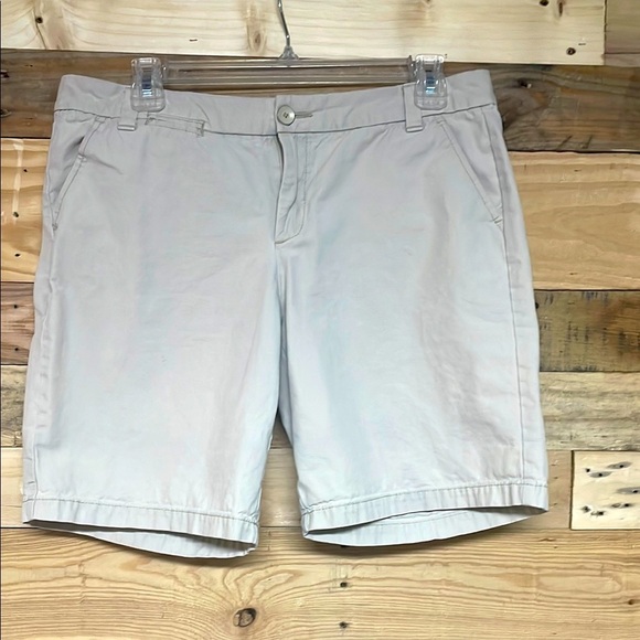 GAP size 8 Khaki Color Mid-rise Boyfriend Roll-up 8” Inseam Shorts with Pockets - Picture 1 of 10